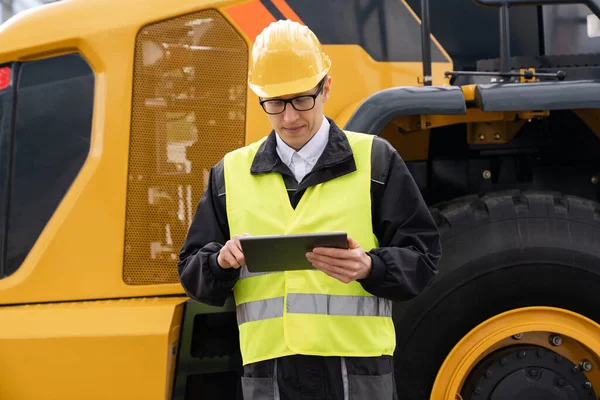 Arbetare Hjälm Med Digital Tablett Bakgrunden Byggmaskin — Stockfoto