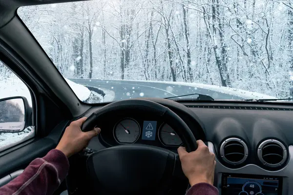 Een Man Rijdt Een Auto Een Winterweg Een Sneeuwstorm — Stockfoto