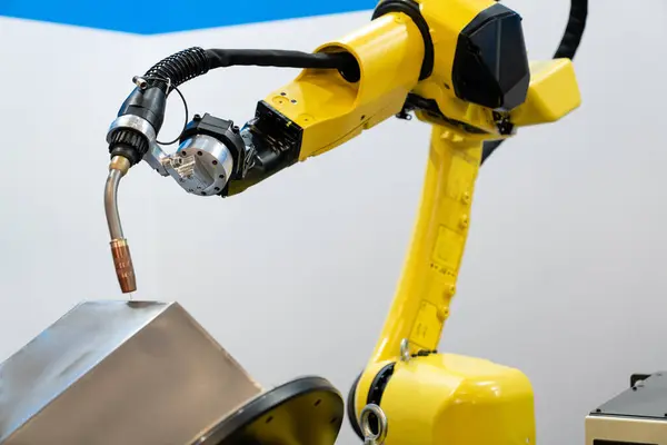 Robô Soldagem Automática Uma Fábrica Moderna Operação — Fotografia de Stock