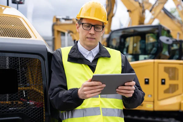 Engineer Helmet Digital Tablet Stands Next Construction Excavators — Stock Photo, Image