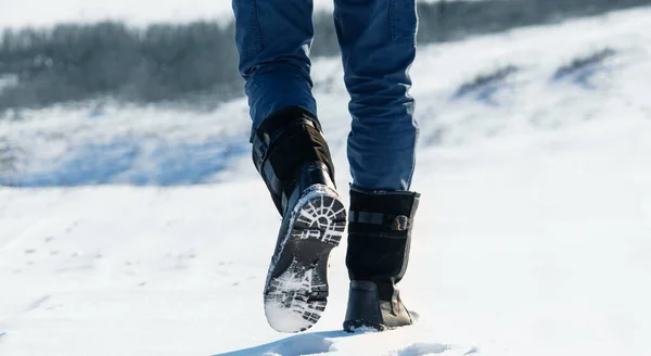 Viajero Con Botas Camina Por Camino Nevado Invierno —  Fotos de Stock
