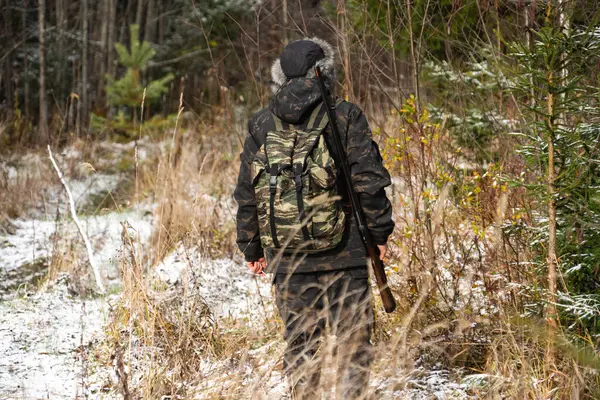 Male Hunter Camouflage Backpack Armed Rifle Walks Snowy Winter Forest — Stock Photo, Image