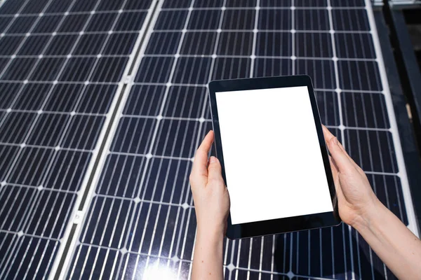 Mãos Com Tablet Digital Fundo Painéis Solares — Fotografia de Stock