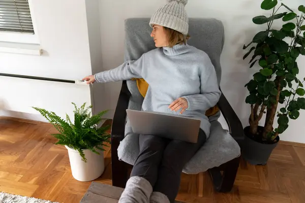 Eine Frau Warmer Kleidung Mit Laptop Niedrige Heiztemperatur Haus Energiekrisenkonzept — Stockfoto