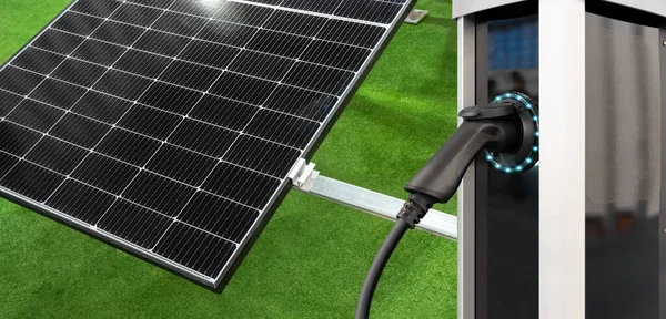 Close Electric Car Charging Station Background Solar Panels — Stock Photo, Image