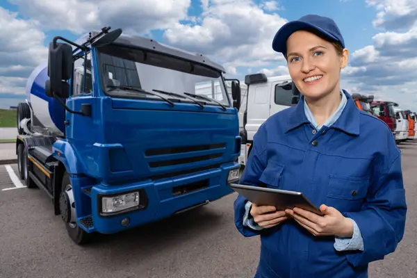 Vrouwelijke Manager Met Een Digitale Tablet Naast Vrachtwagens Vlootbeheer — Stockfoto