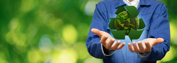 Ingeniero Sosteniendo Planeta Verde Tierra Con Símbolo Reciclaje — Foto de Stock