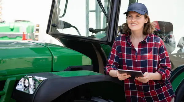 Žena Zemědělec Digitální Tablet Zelený Zemědělský Traktor — Stock fotografie