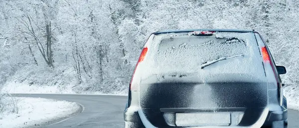 Mașină Drum Iarnă Printr Pădure Acoperită Zăpadă — Fotografie, imagine de stoc