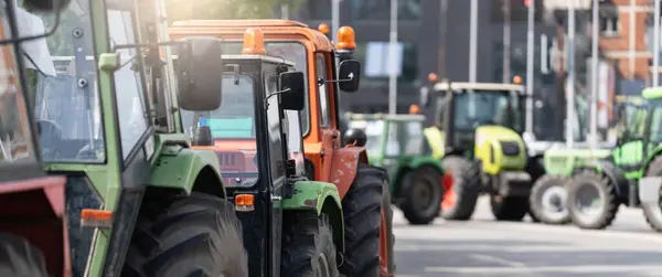 Landbrugerne Blokerede Trafikken Med Traktorer Protest - Stock-foto