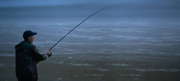 Мужчина Рыбачит Горной Реке Вечером — стоковое фото