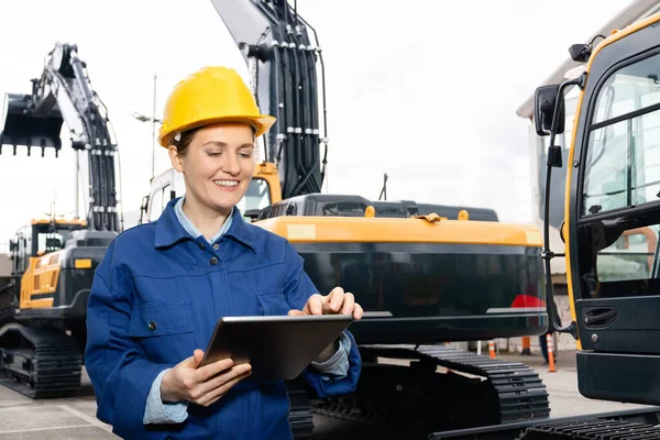 Woman Engineer Helmet Digital Tablet Stands Next Construction Excavators — Stock Photo, Image