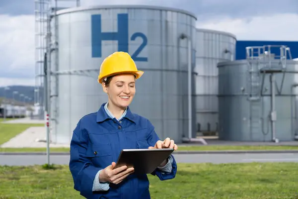 Vrouwelijke Ingenieur Met Tablet Computer Een Achtergrond Van Waterstof Fabriek — Stockfoto