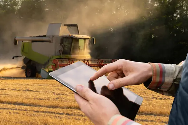Farmer Digital Tablet Background Harvester Smart Farming Concept — Stock Photo, Image