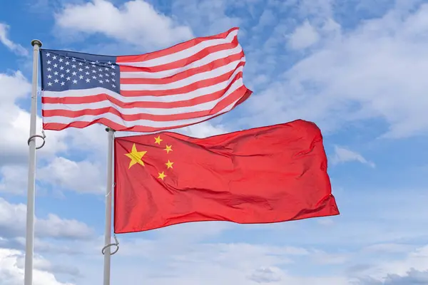 Banderas Americanas Chinas Revoloteando Viento — Foto de Stock