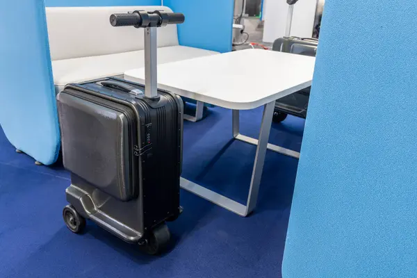 Elektroroller Koffer Flughafen Die Zukunft Des Gepäcks Stockfoto