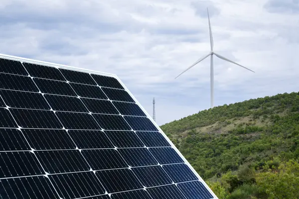 Sonnenkollektoren Und Windräder Nachhaltige Energie lizenzfreie Stockfotos
