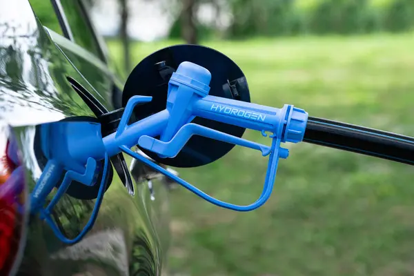 Brennstoffzellenauto Mit Angeschlossener Wasserstofftankdüse Aus Nächster Nähe lizenzfreie Stockfotos