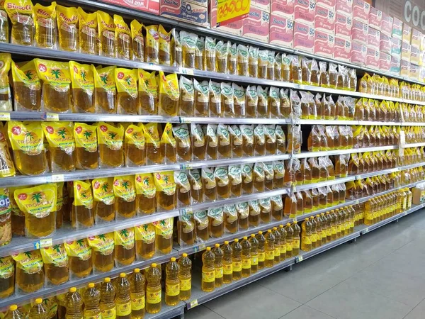 ポンティアナック インドネシア 2022年10月 近代的な店のインテリア スーパーマーケットの棚にきれいに表示されるパーム油 — ストック写真