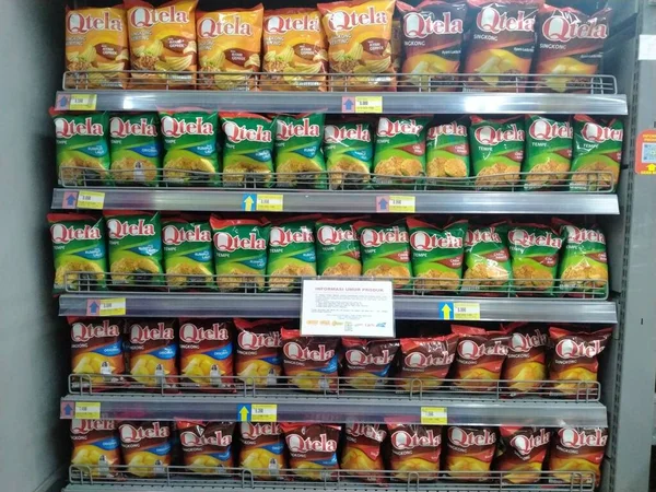 ポンティアナック インドネシア 2022年10月 近代的な店のインテリア スーパーの棚にきれいに並べられたお菓子 — ストック写真