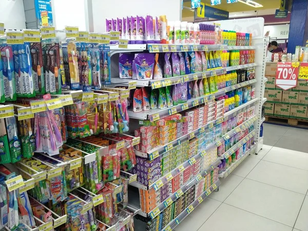 Pontianak Indonesia October 2022 Interior Modern Store 儿童用肥皂 洗发水 牙刷和牙膏整齐地陈列在超级市场货架上 — 图库照片