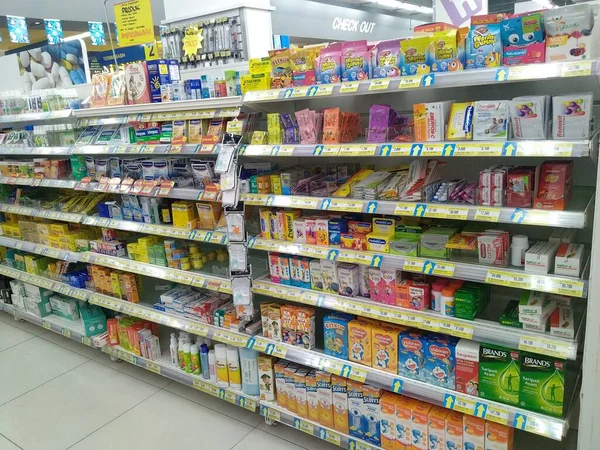 Pontianak Indonesia October 2022 Interior Modern Store 超级市场货架上整齐陈列的药物 — 图库照片