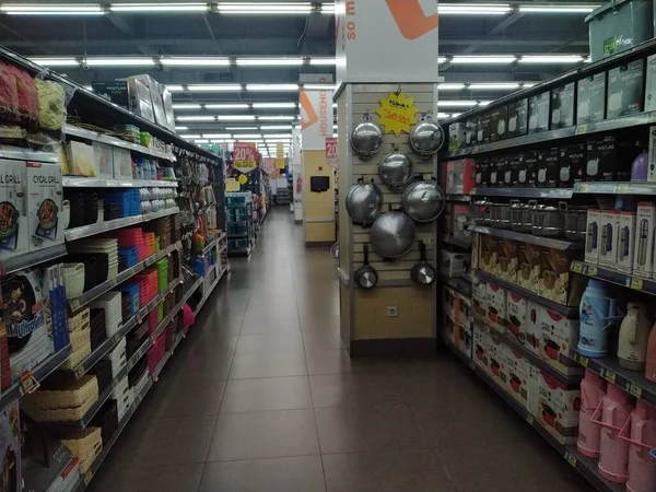 인도네시아 2022 점포의 용품들 슈퍼마켓 진열대에 깔끔하게 전시되어 — 스톡 사진