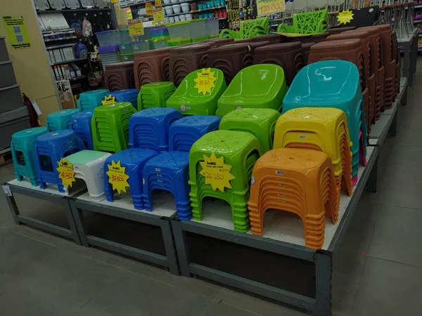 Pontianak Indonésia Outubro 2022 Uma Pilha Cadeiras Plásticas Coloridas Mercado — Fotografia de Stock