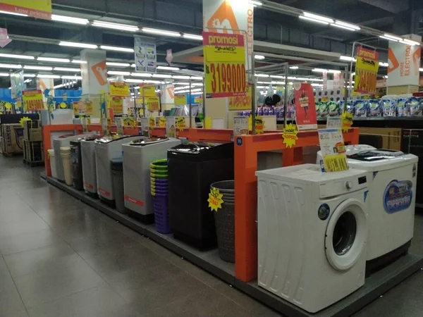 인도네시아 2022 종류의 세탁기를 판매하는 현대식 상점의 — 스톡 사진