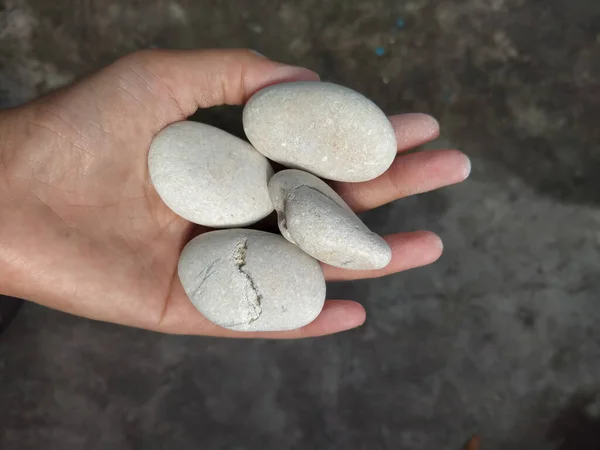 Ένα Κοντινό Πλάνο Ενός Χεριού Που Κρατάει Ένα Σωρό Πέτρες — Φωτογραφία Αρχείου