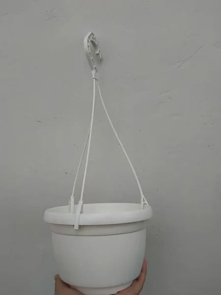 墙上底座上的白色吊锅 — 图库照片
