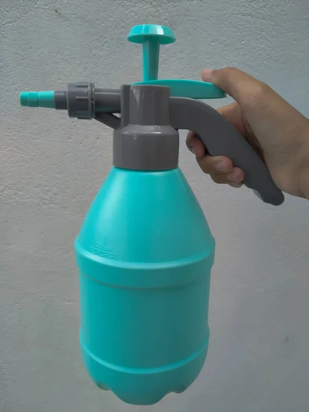 Mano Possesso Una Bottiglia Spray Con Gocce Acqua — Foto Stock