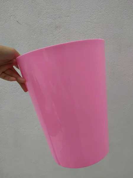 白い背景に蓋のついたピンクのプラスチック製のカップ — ストック写真