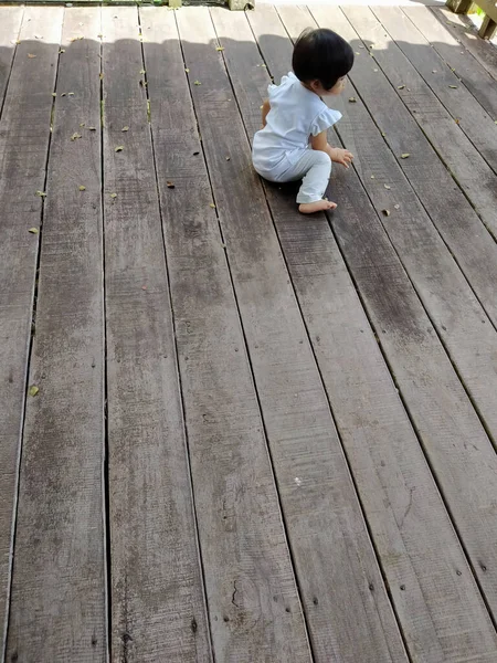 Boy Sitting Wooden Bridge — Stock Photo, Image