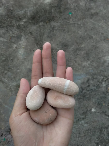 Mão Segurando Uma Pedra Praia — Fotografia de Stock