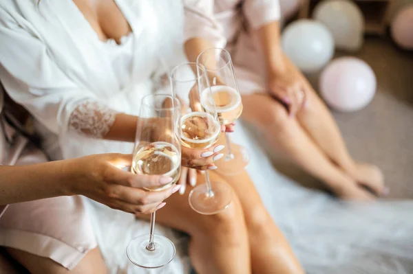 Vacker Brud Och Sexiga Flickvänner Kul Morgonen Bröllopsdagen — Stockfoto