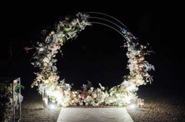 Düğün töreni. Çok güzel ve şık bir düğün kemeri, çeşitli taze çiçeklerle süslenmiş..