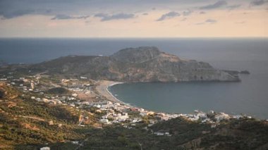 Yunanistan 'ın Girit adasındaki güzel ve inanılmaz sıradağlar. Girit 'in güney kıyısındaki Plakias kasabasının panoramik manzarası