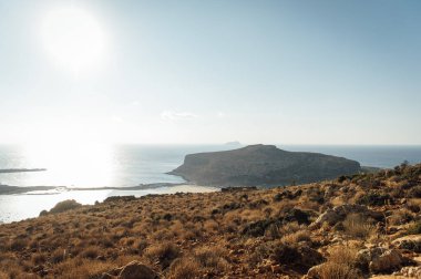 Ada Gramvousa ve Yunanistan 'ın Girit adasında gün batımında güzel Balos plajı. Yatay kamera tavası