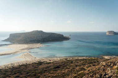 Ada Gramvousa ve Yunanistan 'ın Girit adasında gün batımında güzel Balos plajı. Yatay kamera tavası