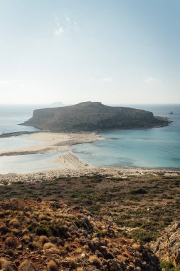 Ada Gramvousa ve Yunanistan 'ın Girit adasında gün batımında güzel Balos plajı. Yatay kamera tavası