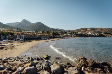 Yunanistan 'ın güzel romantik kenti Bali' deki plajın kıyısından harika bir manzara. Limani sahil limanı ve binalar. Arka planda mavi gökyüzünün altındaki dağlar var..