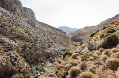 Yunanistan 'ın Girit adasında etkin yürüyüşler için güzel bir vadide yürüyüş yolu..