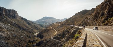 Yunanistan 'ın Girit adasında etkin yürüyüşler için güzel bir vadide yürüyüş yolu..
