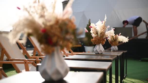 Mesa Está Vaso Decorativo Com Flores Secas Belo Local Verão — Vídeo de Stock