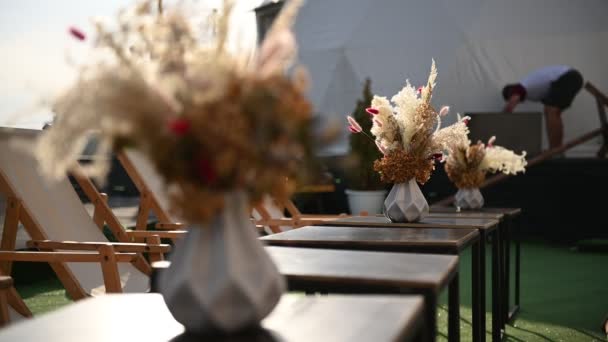 Masanın Üzerinde Kurumuş Çiçeklerle Dekoratif Bir Vazo Var Çatıda Dinlenmek — Stok video