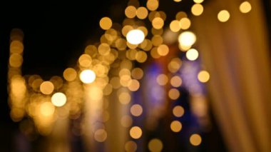 Lambalar kapanıyor. Restoran penceresinin yanında parlayan düğün çelenkleri. Vespers Düğün Töreni.