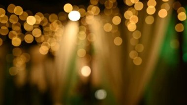 Lambalar kapanıyor. Restoran penceresinin yanında parlayan düğün çelenkleri. Vespers Düğün Töreni.