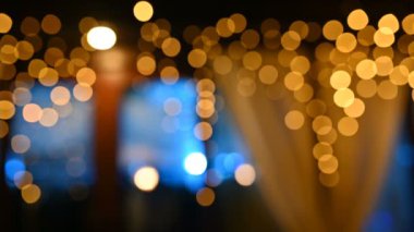 Lambalar kapanıyor. Restoran penceresinin yanında parlayan düğün çelenkleri. Vespers Düğün Töreni.