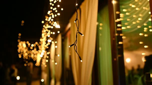 Lâmpadas Fecham Guirlandas Casamento Que Brilham Perto Janela Restaurante Cerimônia — Vídeo de Stock